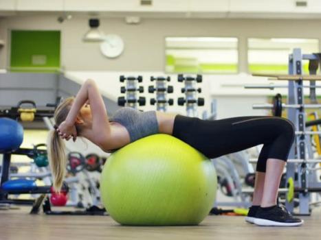 Упражнения с фитболом для накачки мышц пресса, ягодиц, бедер и похудения